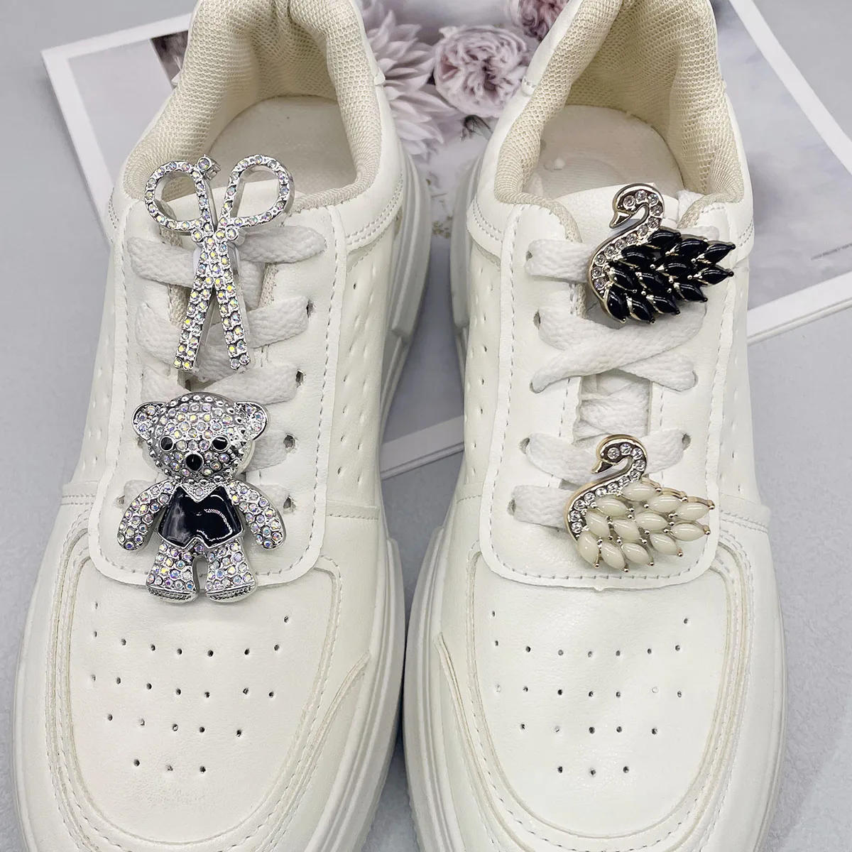 2/4PCS Bear Shoelaces Charms Bling Swan Shoes Buckles Decorations Scissors Shoe Lace Accessories DIY Mutlifunctional Shoe Clips