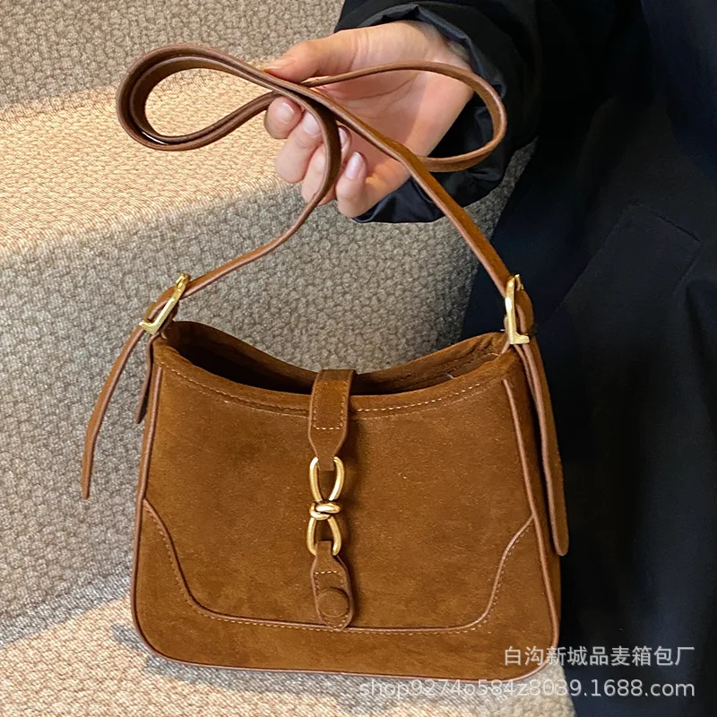 

A niche design armpit bag. Ladies' new high-end texture trendy versatile shoulder bag, a hand-held bag for commuting to work