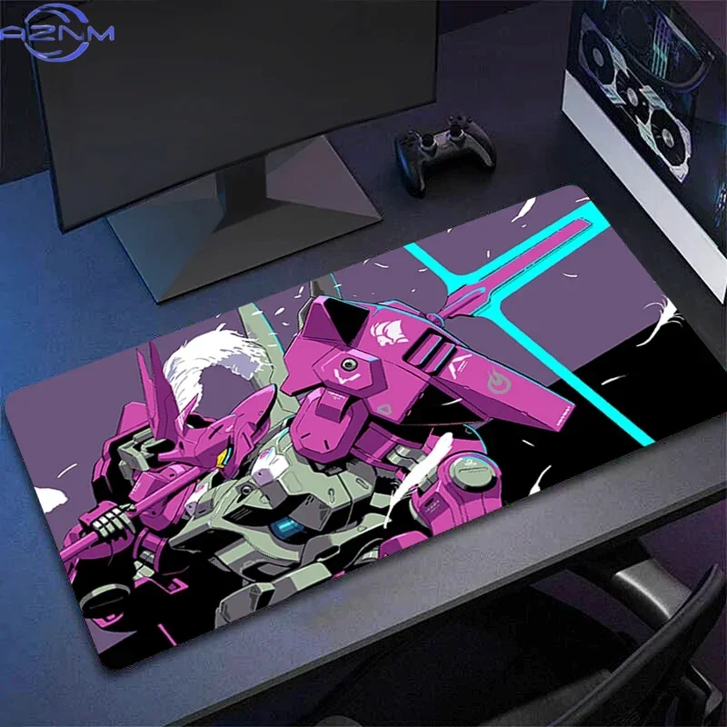 Alfombrilla de ratón con fondo morado oscuro, diseño de robot mecha rosa de estilo anime y líneas de neón cian, base de goma antideslizante y superficie lisa, ideal para juegos.