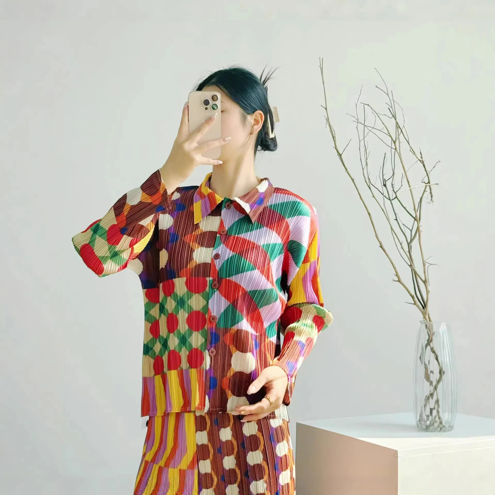 

Рубашка Miyake 2026: Новая коллекция Весна-Лето, свободный крой, плиссированный дизайн, принт в клетку, ретро-стиль, модный индивидуальный клетчатый топ