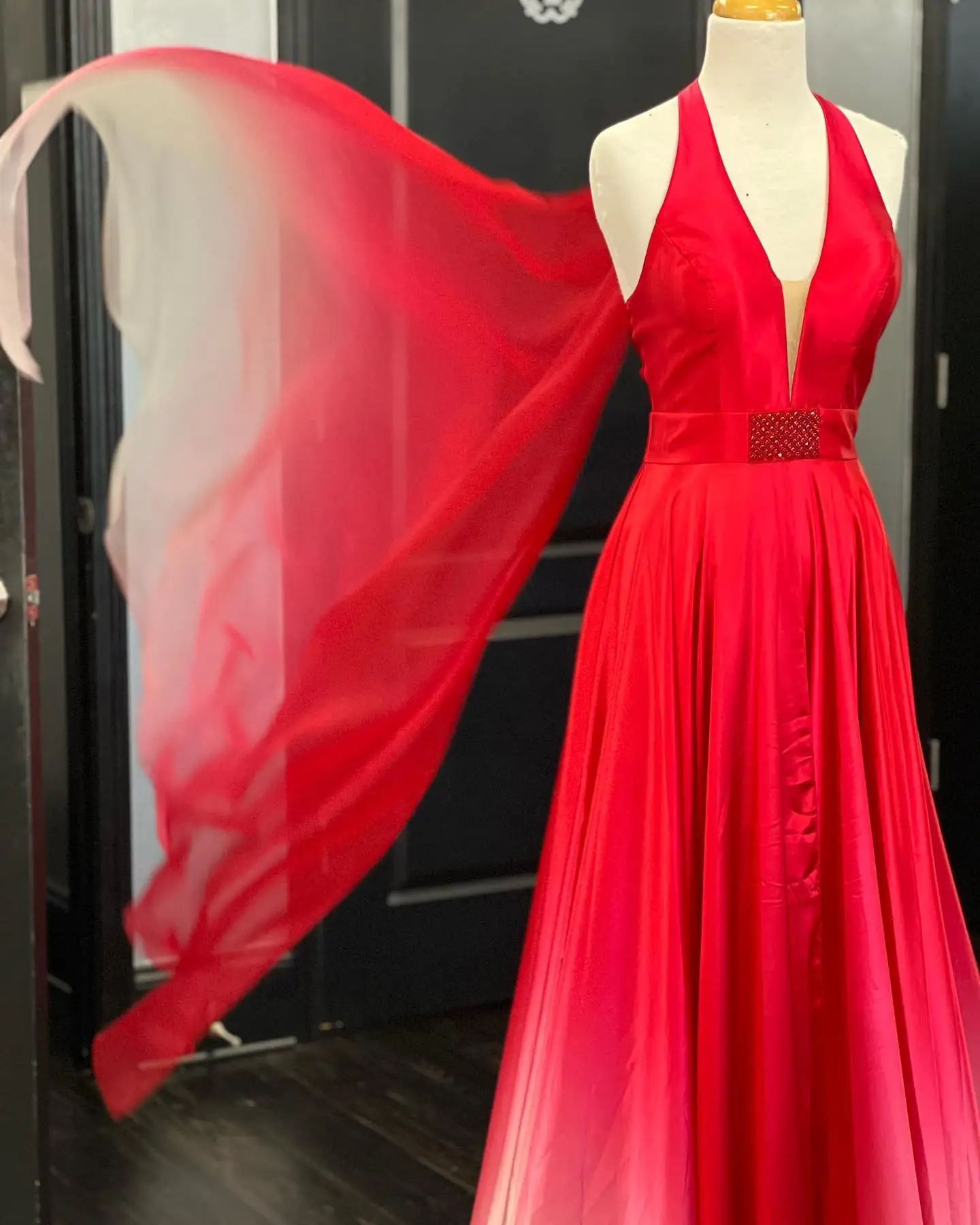 Vestido de graduación rojo ombré con capa 2k23 de corte en A para mujer, vestido Formal de fiesta con abertura alta, vestido de Gala Y2K Halter con cuello en V profundo con tren