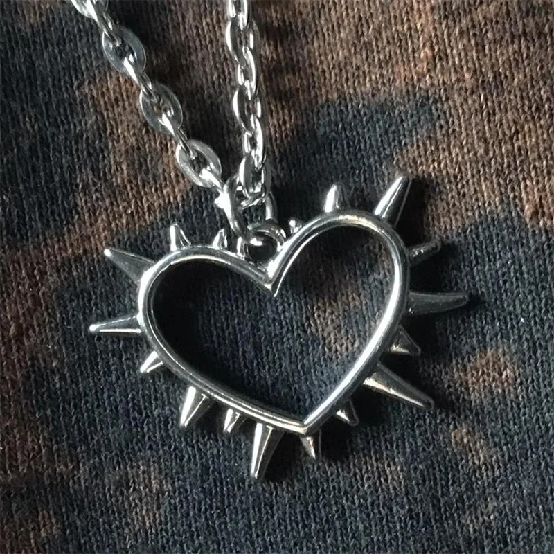 قلادة على شكل قلب مسننة / قلادة قوطية مع قلادة على شكل قلب سبايك
