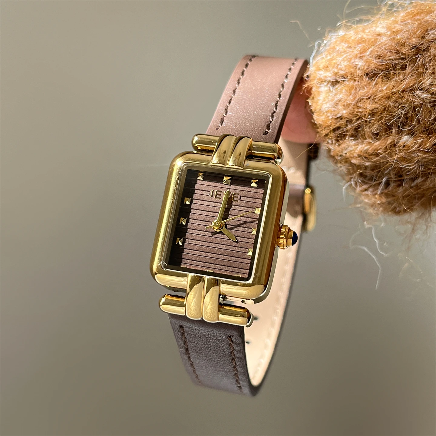 Golden T-shaped diamond watch with retro style for women, niche and exquisite student quartz watch