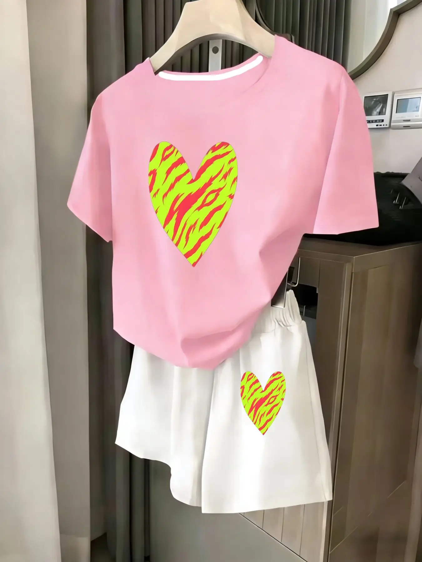 

Ladies 2-Piece Set Summer Beach Vacation Casual round Neck Short Sleeve Random Print T-Shirt Elastic Waist Shorts Suit Comfortab