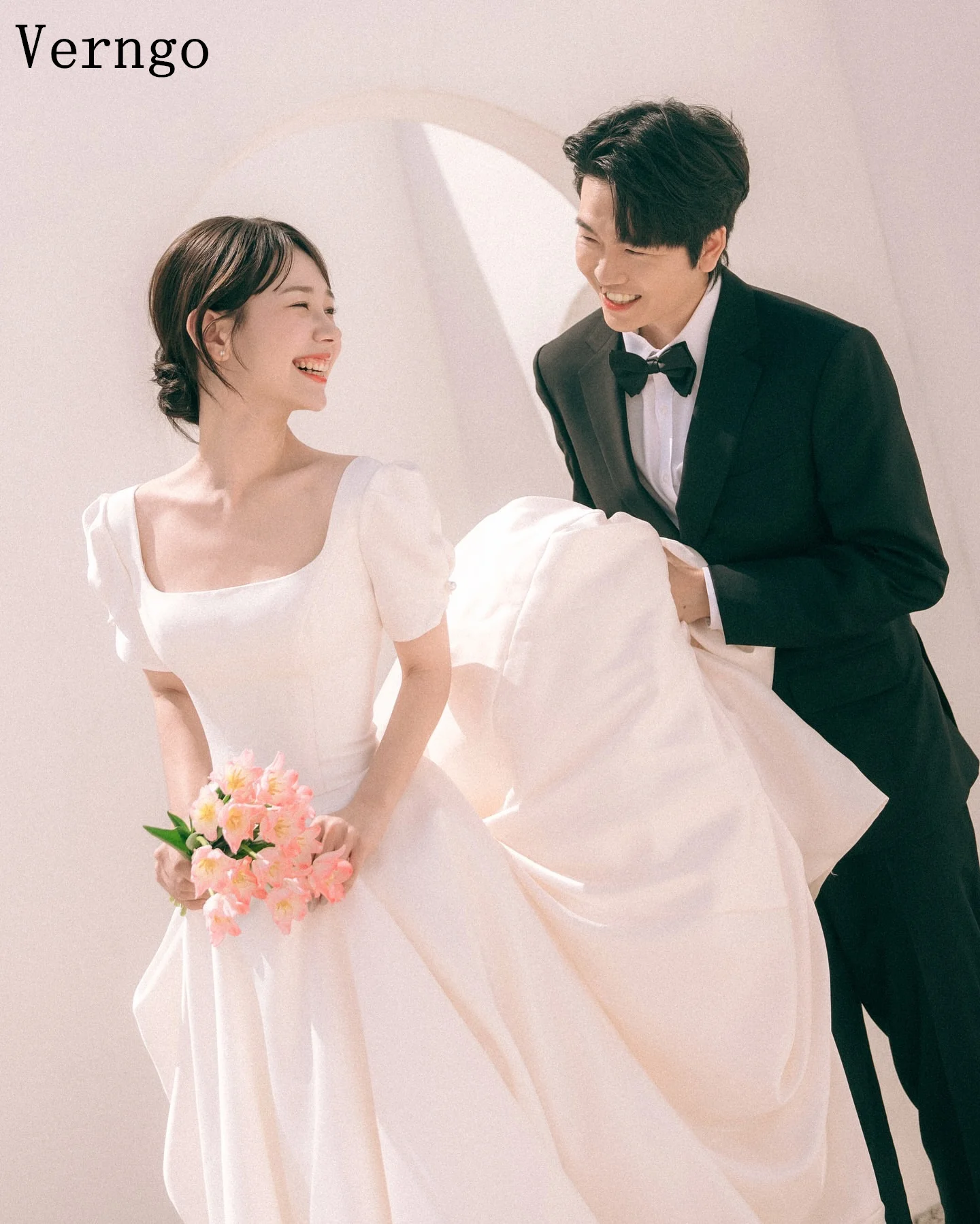 Verngo – robe de mariée élégante en Satin, col carré, manches courtes, ligne A, Simple, plissée, personnalisée