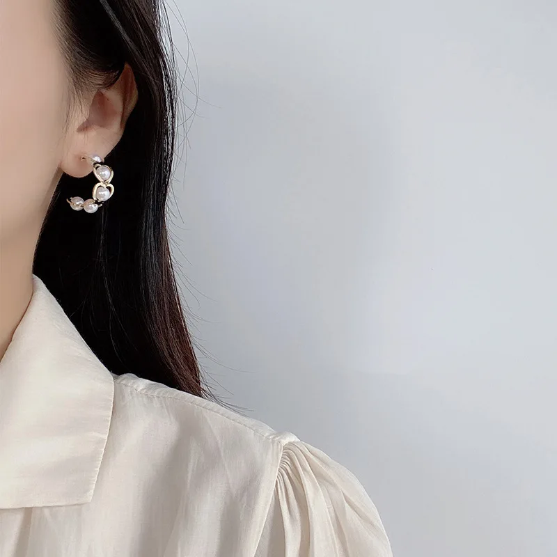 Trendy Imitation Pearl Drop Earrings for Women Golden Color Metal C Shape Dangle Earrings Party Vintage Geometry Jewelry Gift