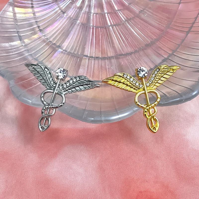 Retro Medizinische Caduceus Emaille-Anstecknadeln Medizinsymbol Flügel mit Schlangen Brosche Schmuck Geschenke für Ärzte Krankenschwestern Rucksack Revers Abzeichen – Detail 5