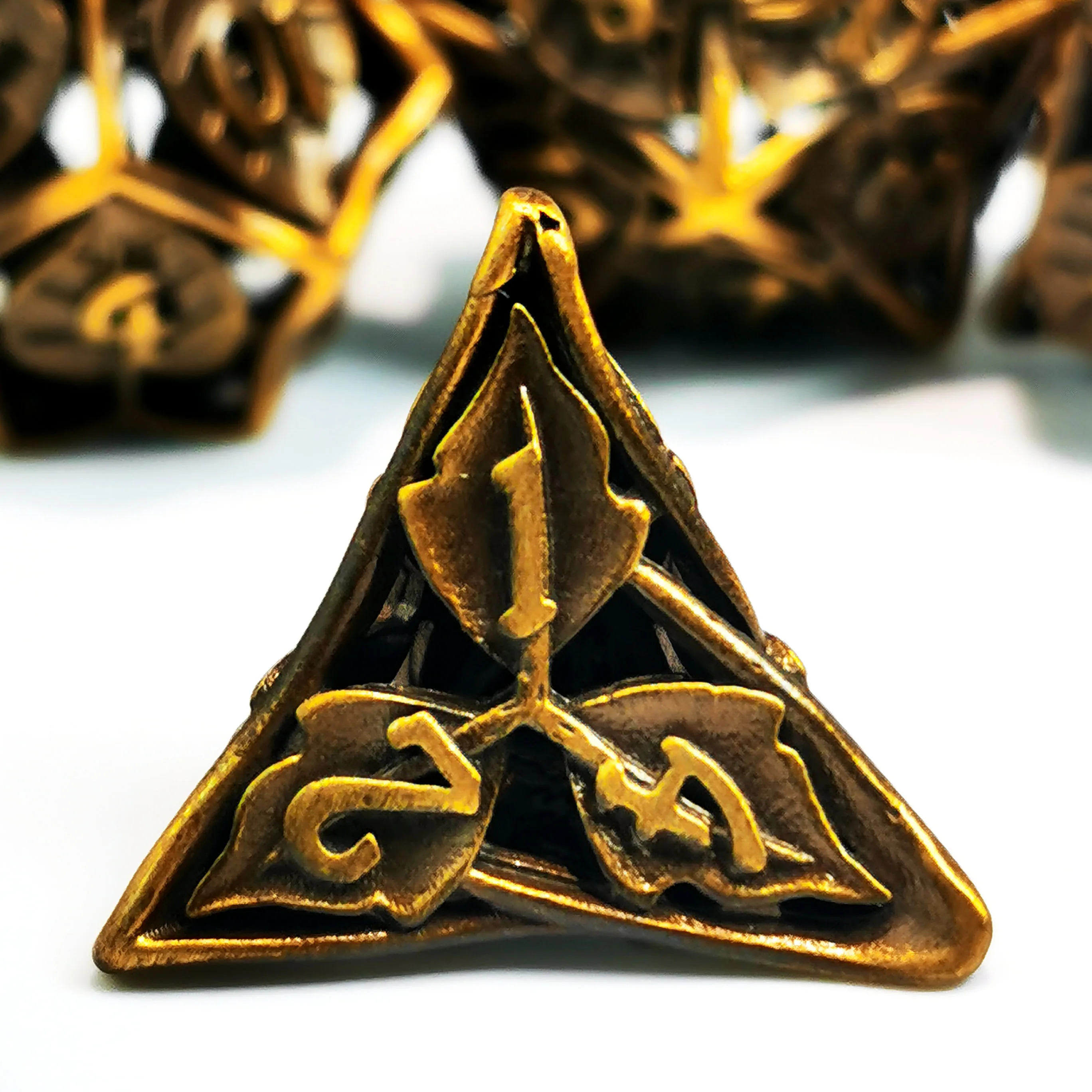 ダンジョンドラゴン用の金メッキ金属ダイスセット,亜鉛合金,多面体ダイス,rpgおよび卓上ゲーム,7個