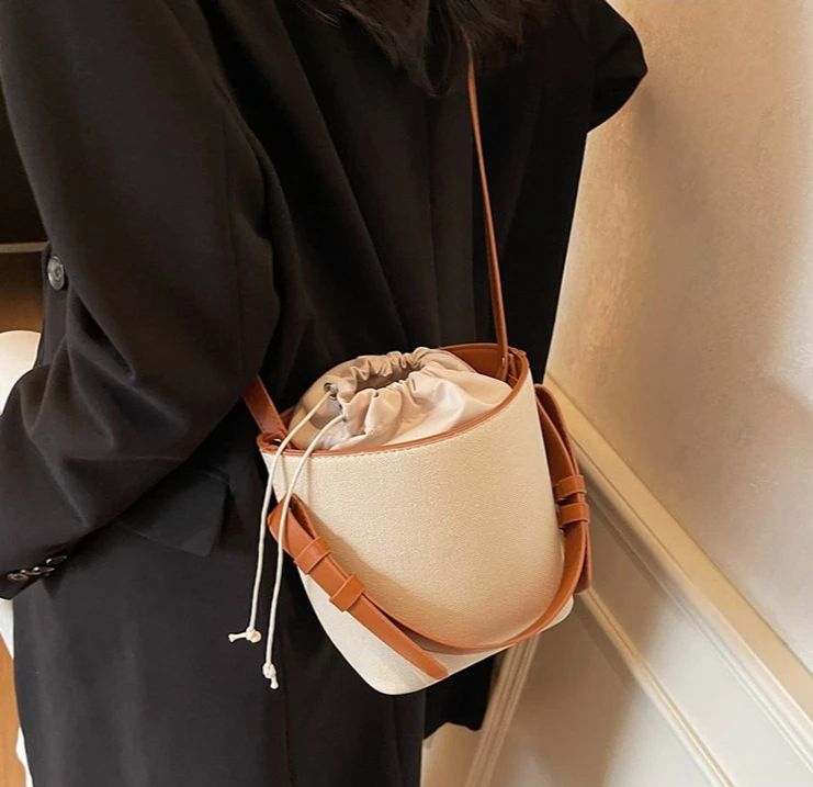 

Chic Women's Bucket Bag - Korean Casual Luxury Color Block, High-End Texture, Spacious Versatile Shoulder Crossbody Tote