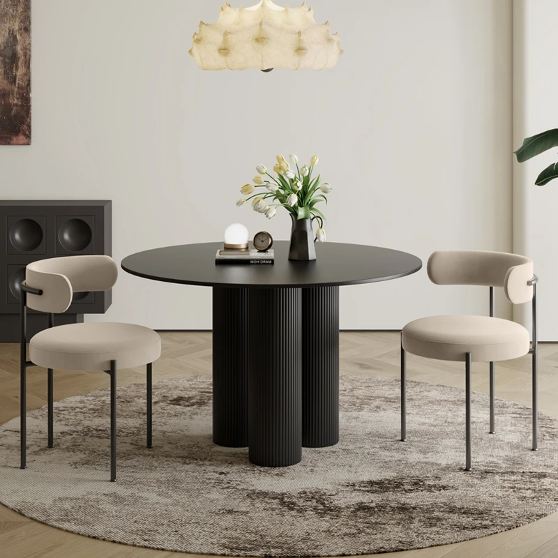 

Поверхность журнального столика. Структура геометрического прецизионного узора. Текстура натурального дерева и прочность. Изысканная современная столовая.