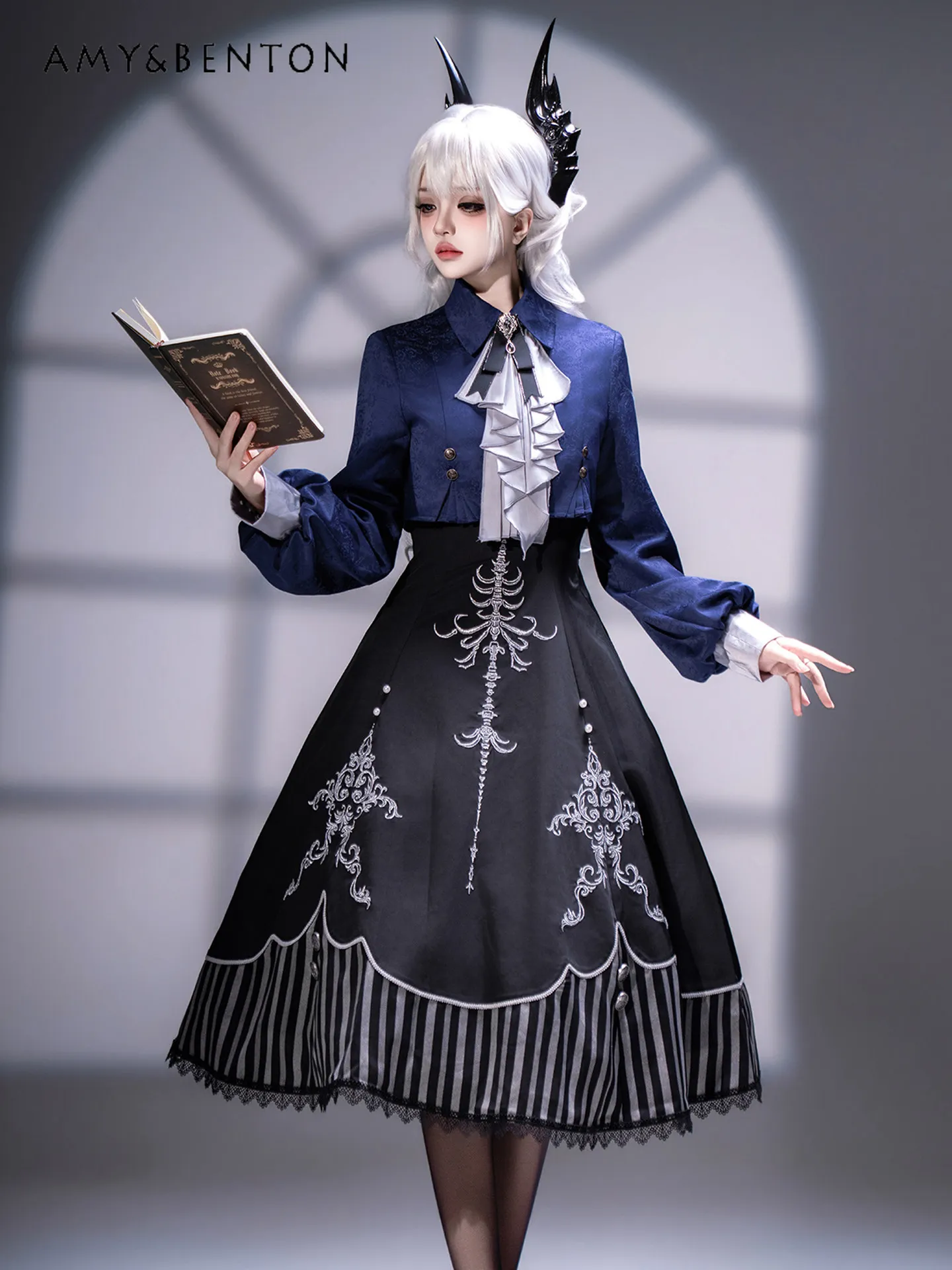 

Элегантный комплект в стиле Кал-стиль: темно-готическая Лолита, короткая рубашка с рукавами-фонариками, винтажный вышитый топ и сарафан JSK на бретелях, комплект из двух предметов