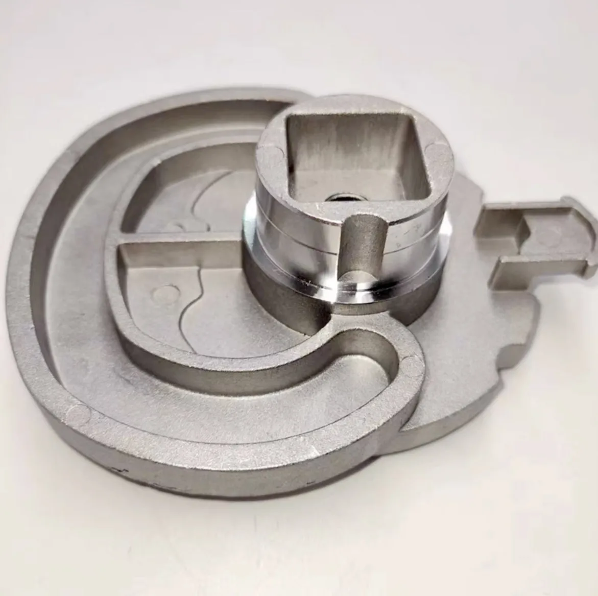 

Крупное выпуклое колесо для управления дроссельной заслонкой и коробкой передач подвесного мотора Yamaha