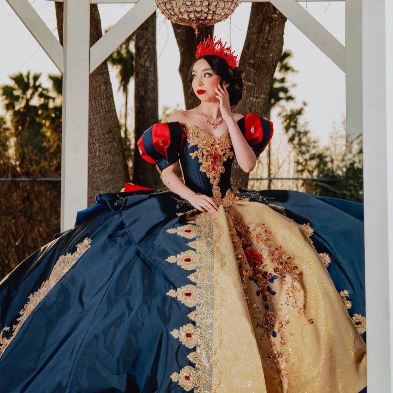 

Атласное платье для Quinceanera глубокого синего цвета с открытыми плечами, блестящими кристаллами, многослойной аппликацией, длинным шлейфом и бантом, vestidos de 15 Quinceanera ﻿ Настройка