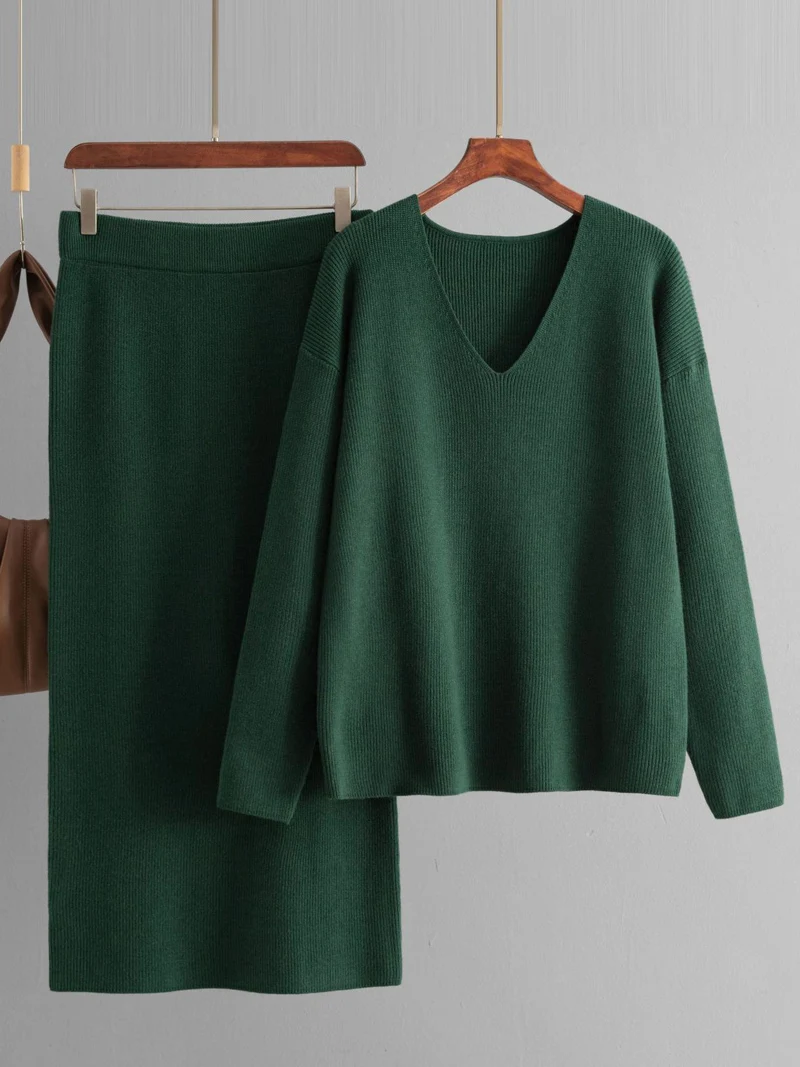 

New autumn and winter V-neck long sleeved loose knit skirt, fashionable and stylish two-piece set for women