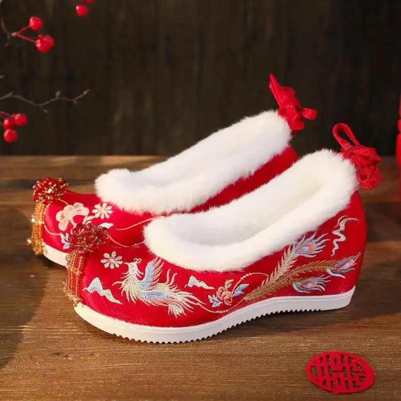

Новые зимние женские красные свадебные хлопковые туфли с вышивкой, плюшевые туфли Hanfu с увеличенным внутренним ремешком на щиколотке и кисточками из бисера