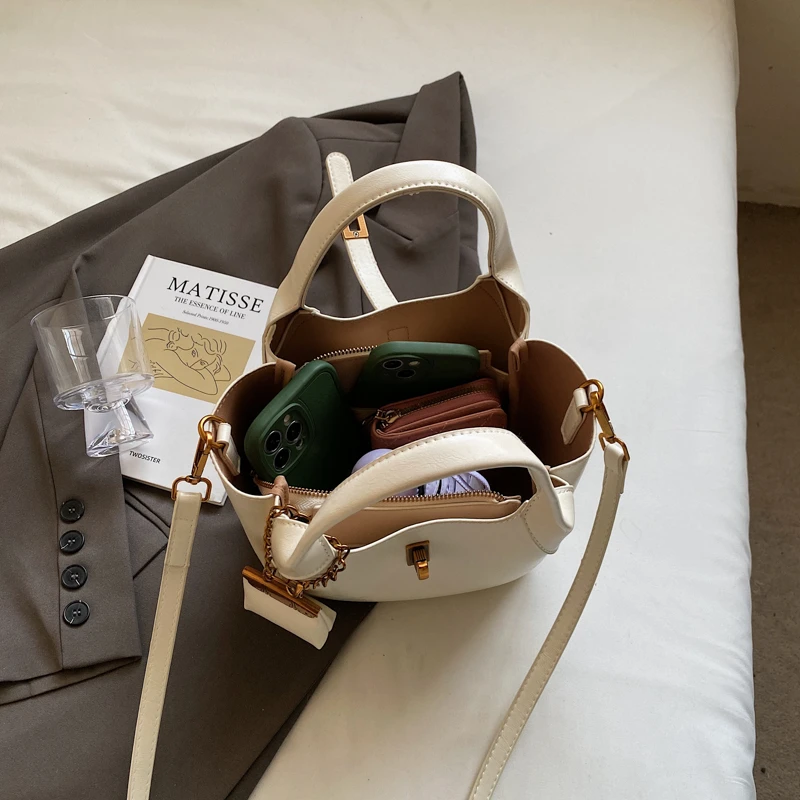 حقيبة كروس للسيدات ذات علامة تجارية فاخرة حقيبة كتف جلدية بتصميم عتيق للنساء للاستخدام اليومي العصري