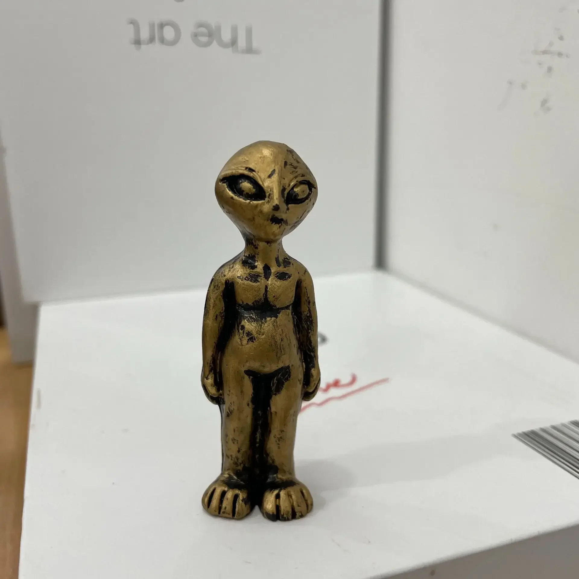 New Creative Exquisite Sculpture UFO and Alien Desktop Decoration Alien UFO Metal Garden Office Living Room Table Toy Decoration