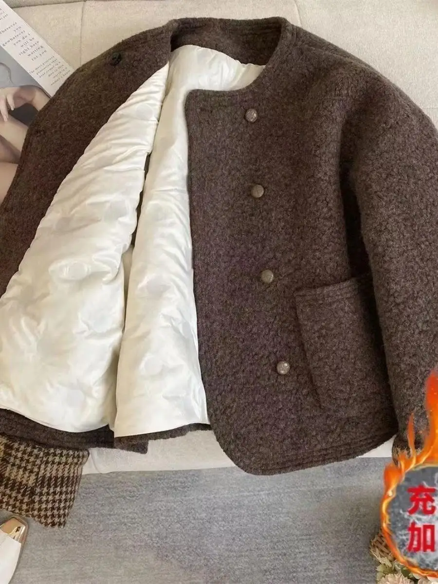 casaco-de-la-grosso-da-moda-2025-solto-para-inverno-com-design-de-lenco-na-bolso-da-marca-xuanman
