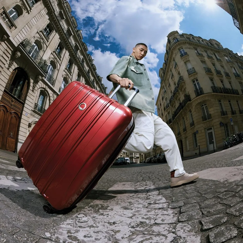 Equipaje giratorio rígido expandible mediano de 24 pulgadas con diseño Aero en rojo ladrillo, ideal para viajar