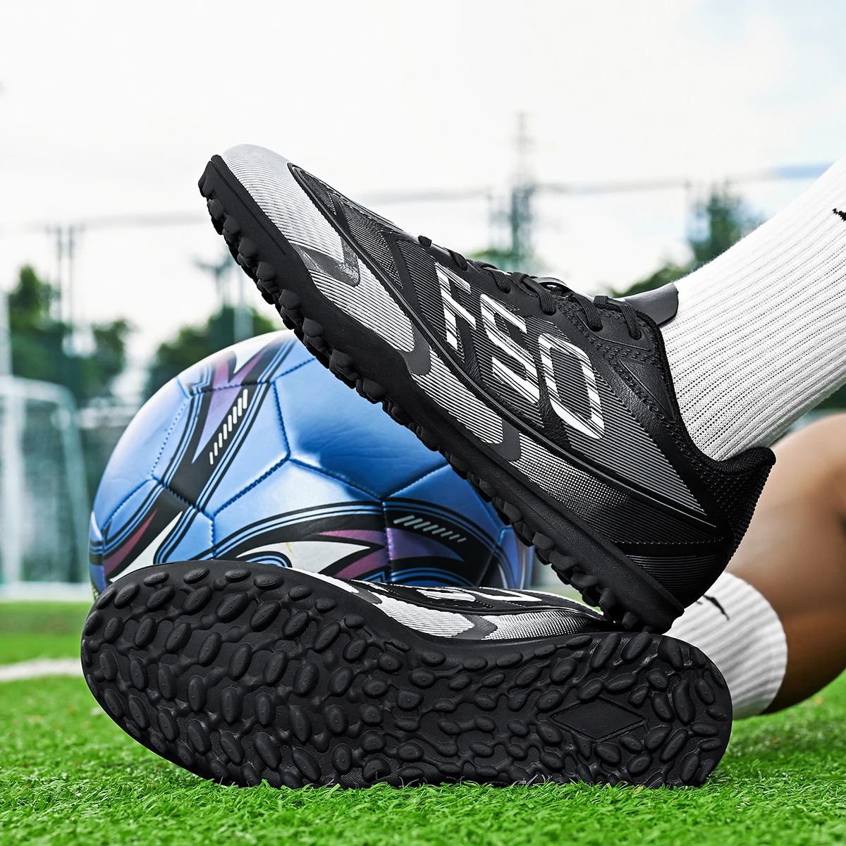 

Popular low-top football boots, broken nails, TF and spikes FG unisex styles, breathable and non-slip,2 colors to choose from