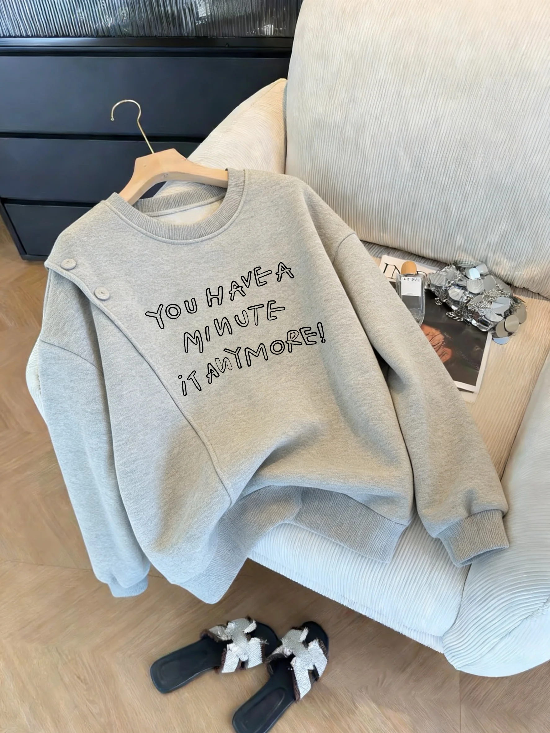 

Модный повседневный свитшот с длинными рукавами и буквенным принтом для женщин, весенне-осенний свободный топ, визуально стройнящий фигуру, дизайнерская новинка