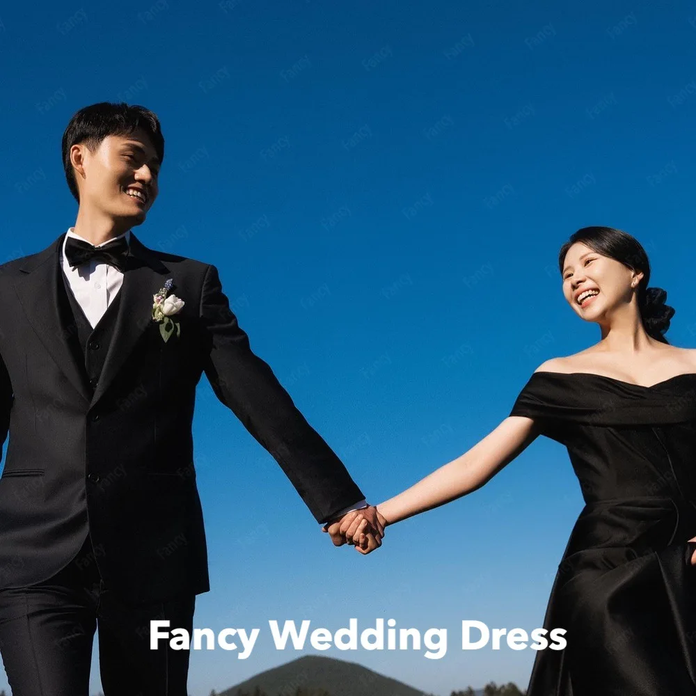 Vestido de novia negro sencillo y elegante con hombros descubiertos, sesión de fotos de Corea, vestido de novia de línea A, satén elástico Irregular, personalizado