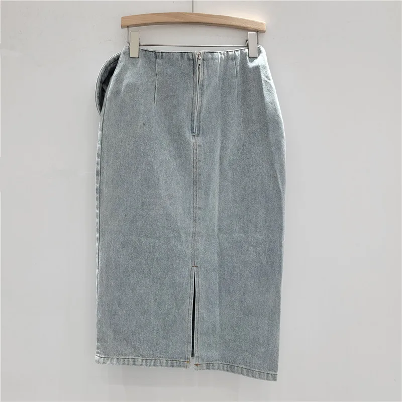 Rok Denim Mawar 3D. Gaun bodycon A-line berpinggang tinggi ini menampilkan detail tengah yang berbunga yang menakjubkan untuk tampilan yang chic.