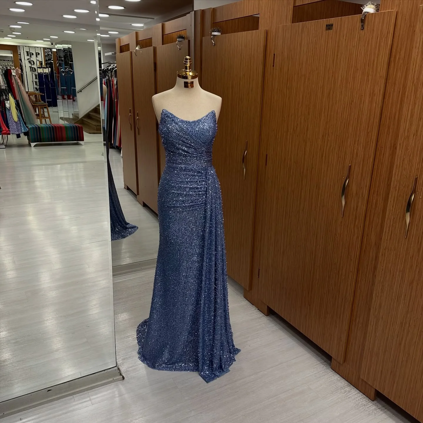 ชุดราตรีสีน้ำเงินหรูหรา ทรงเมอร์เมด คอวี สำหรับงานพรอม  ตกแต่งเลื่อม  ชุดค็อกเทลสำหรับงานปาร์ตี้ริมชายหาด  รับตัดตามสั่ง