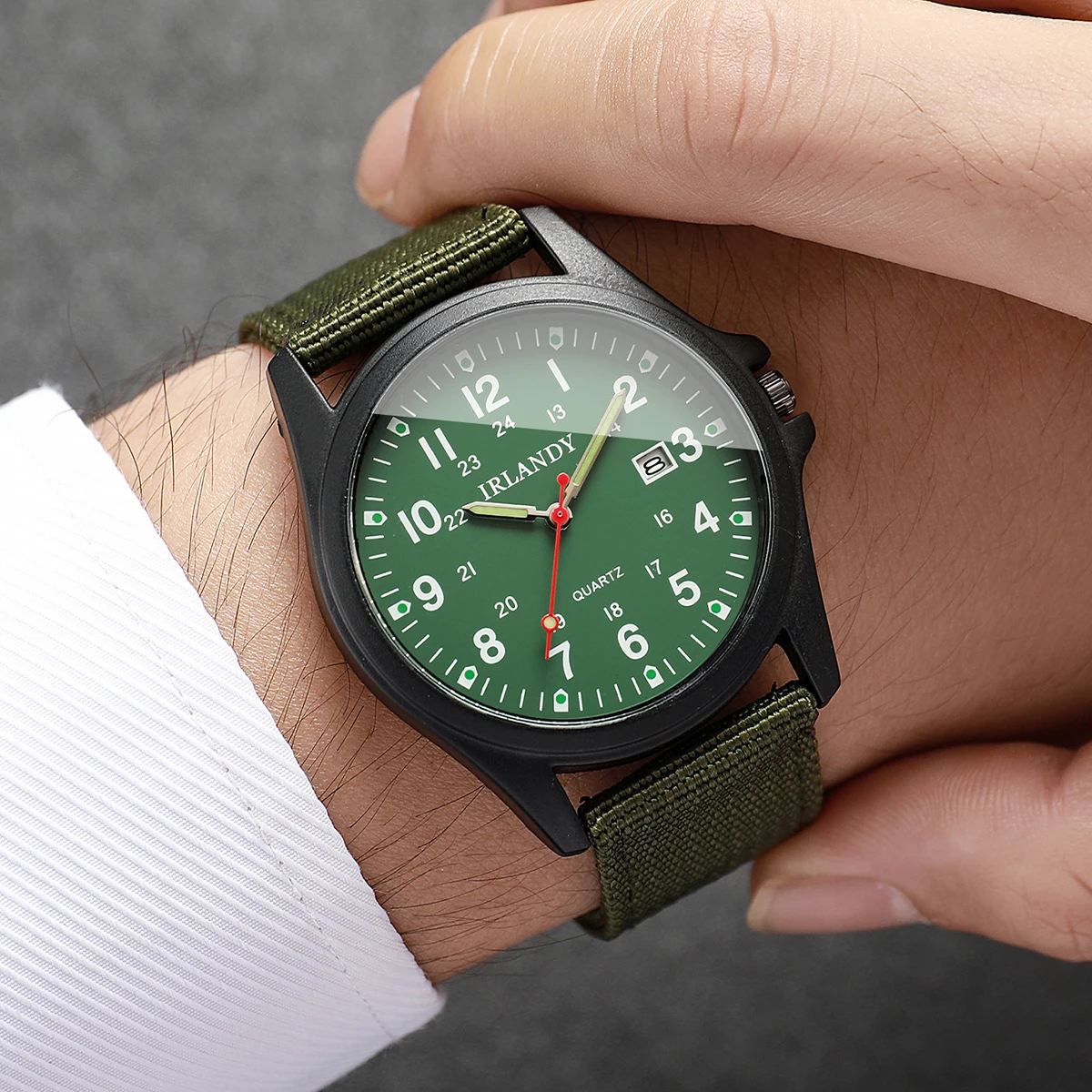 4 قطع ساعة كاجوال للرجال بحزام نايلون وحفلات رياضية أنيقة وعصرية بتقويم كوارتز (الصندوق غير متضمن)