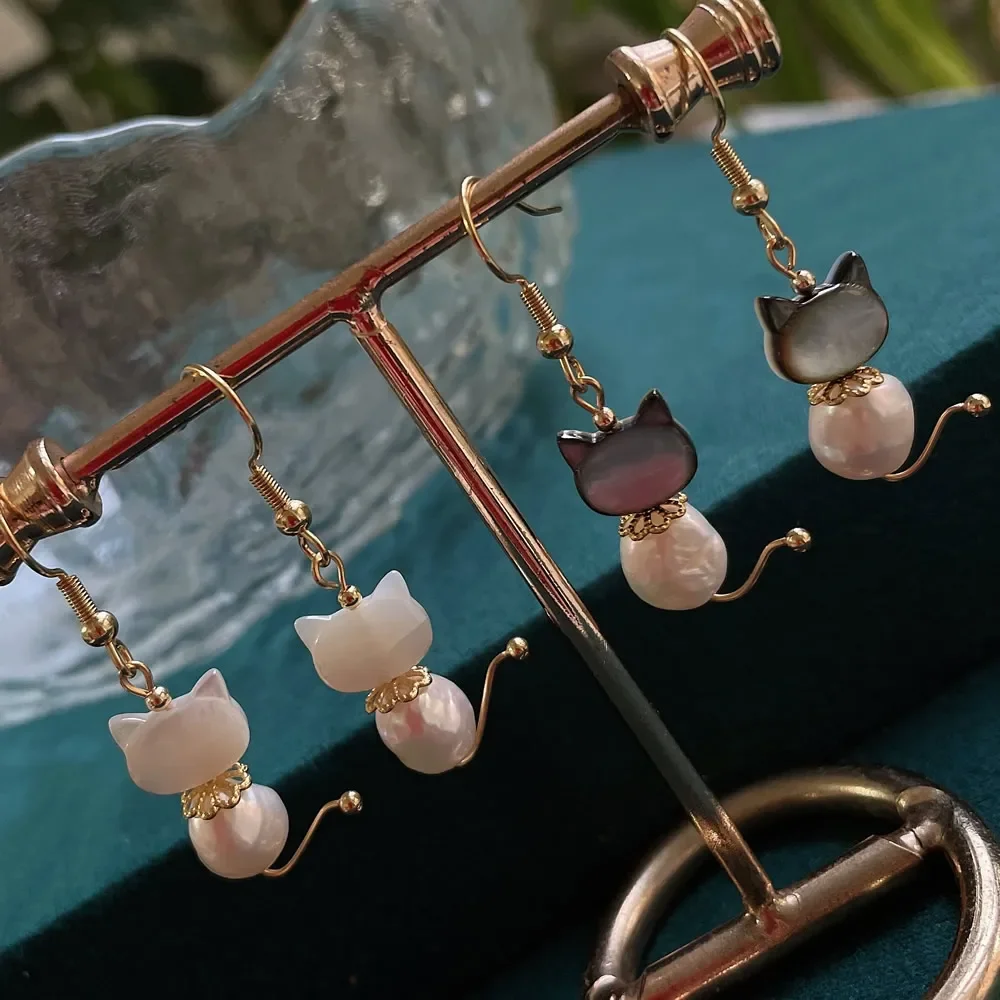 Pendientes de perlas naturales de agua dulce con forma de gato para mujer y niña, aretes colgantes de animales, Concha blanca y negra, colgantes de perlas barrocas