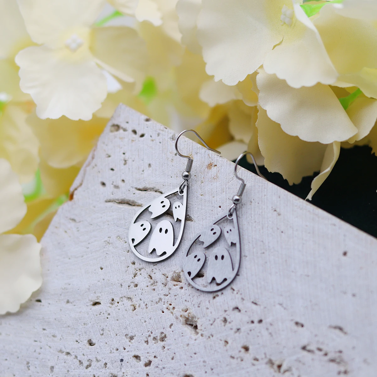 Kinitial Niedliche Geister-Ohrringe aus Edelstahl mit Wassertropfen-Anhänger für Halloween, modische Charms-Ohrringe für Damen, Schmuck