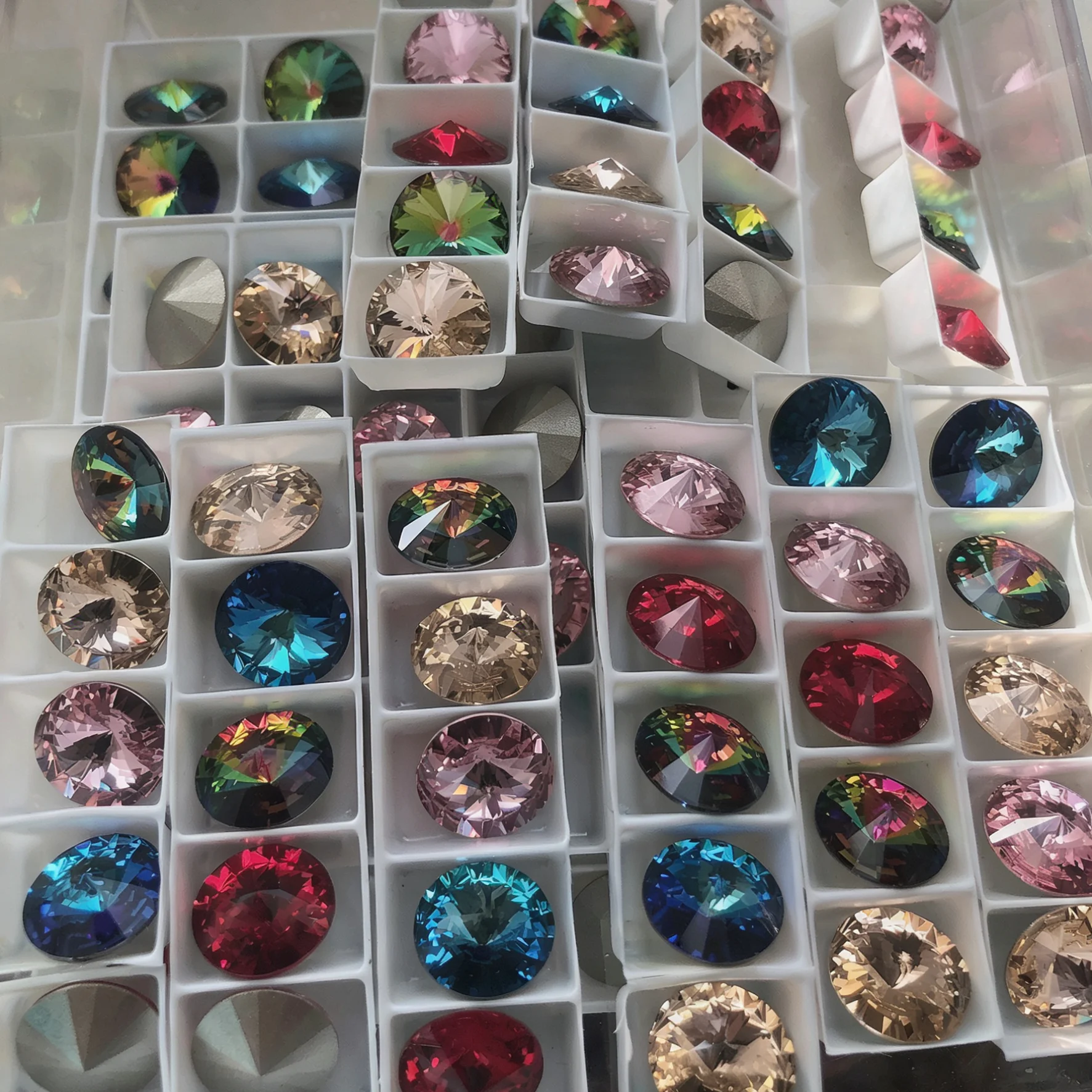 Kryształki Rivoli K9, okrągłe, szpiczaste kamienie diamentowe, kolorowe koraliki, kryształki do rękodzieła, zdobienia paznokci, ubrań i biżuterii.