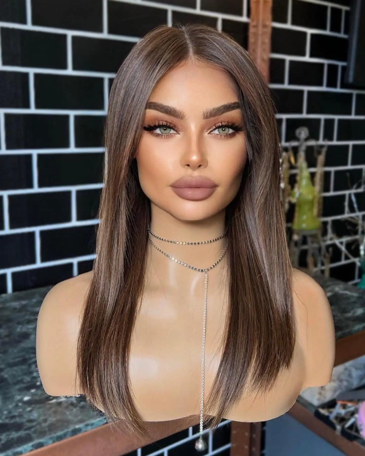Peruka czekoladowo-brązowa Syntetyczna peruka o średniej długości Body Wave Peruka warstwowa Miękka linia włosów Naturalna środkowa część Peruka z włókna termoodpornego