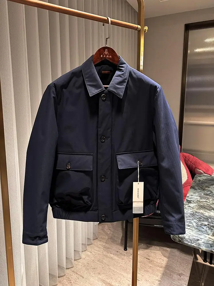 

Элитная мужская зимняя куртка с наполнителем из белого гусиного пуха для максимального тепла и стиля в городской жизни – идеальный выбор для тех, кто ищет совершенство.