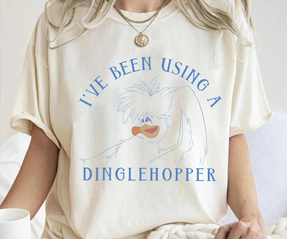 Disney La Sirenita Scuttle usando una camiseta Dinglehopper La Sirenita Ariel Princess Tee