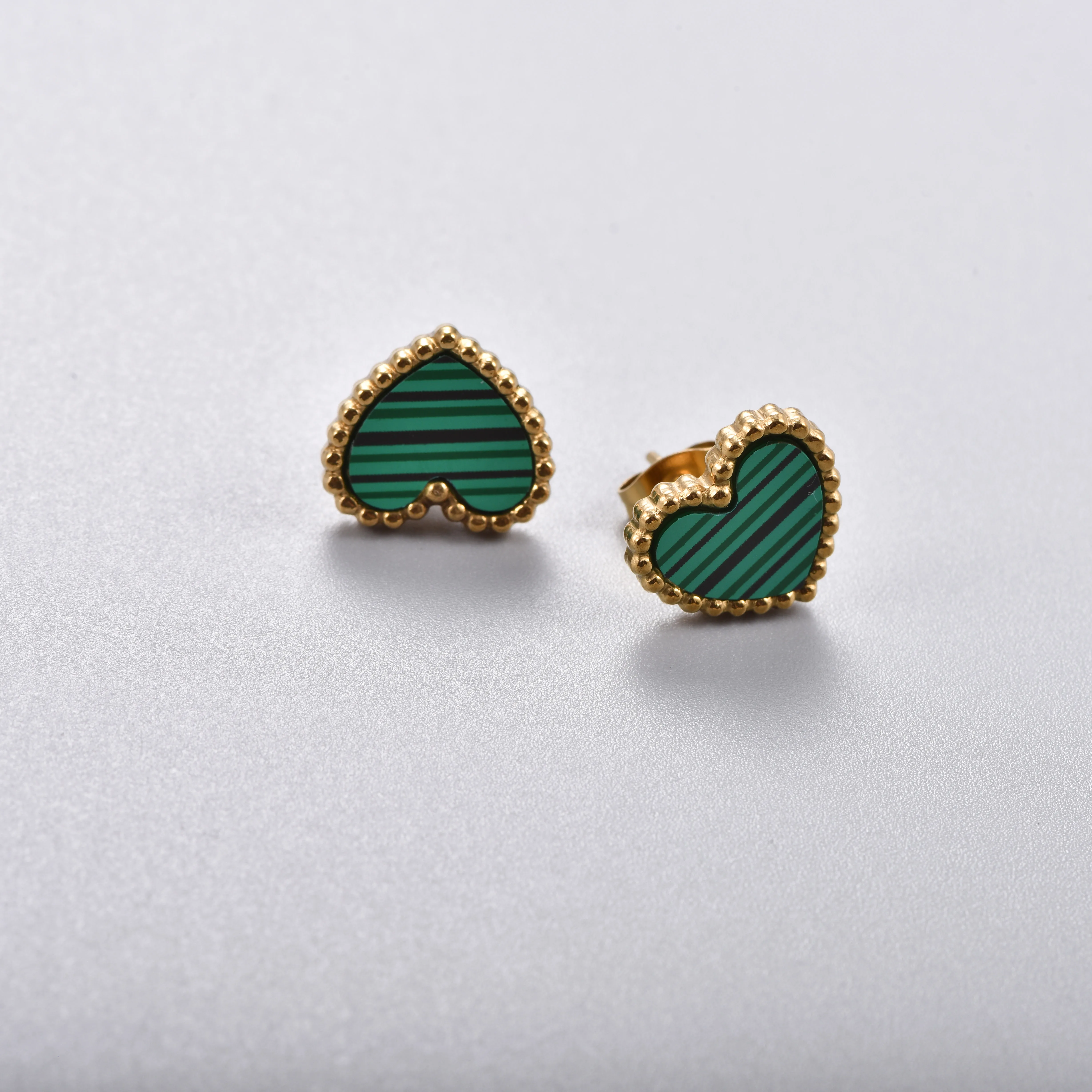 Herzförmige Ohrstecker für Frauen, Liebesohrringe, Hypoallergener Modeschmuck, Alltagsschmuck, Geschenk für Frauen – Detail 2