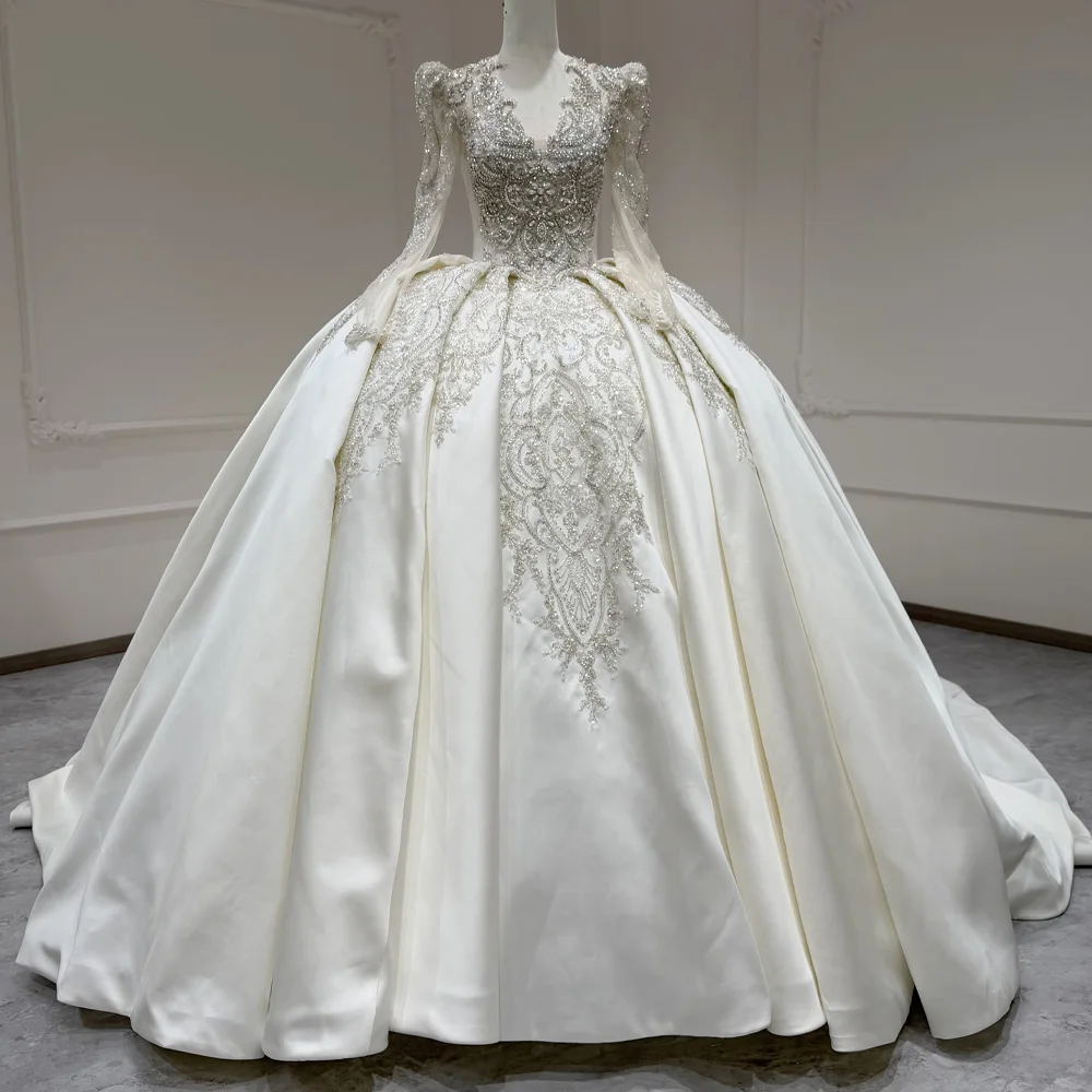 فستان زفاف قابل للتخصيص بياقة على شكل V وأكمام طويلة مع ظهر مفتوح وتطريز وكريستال، تصميم 2026