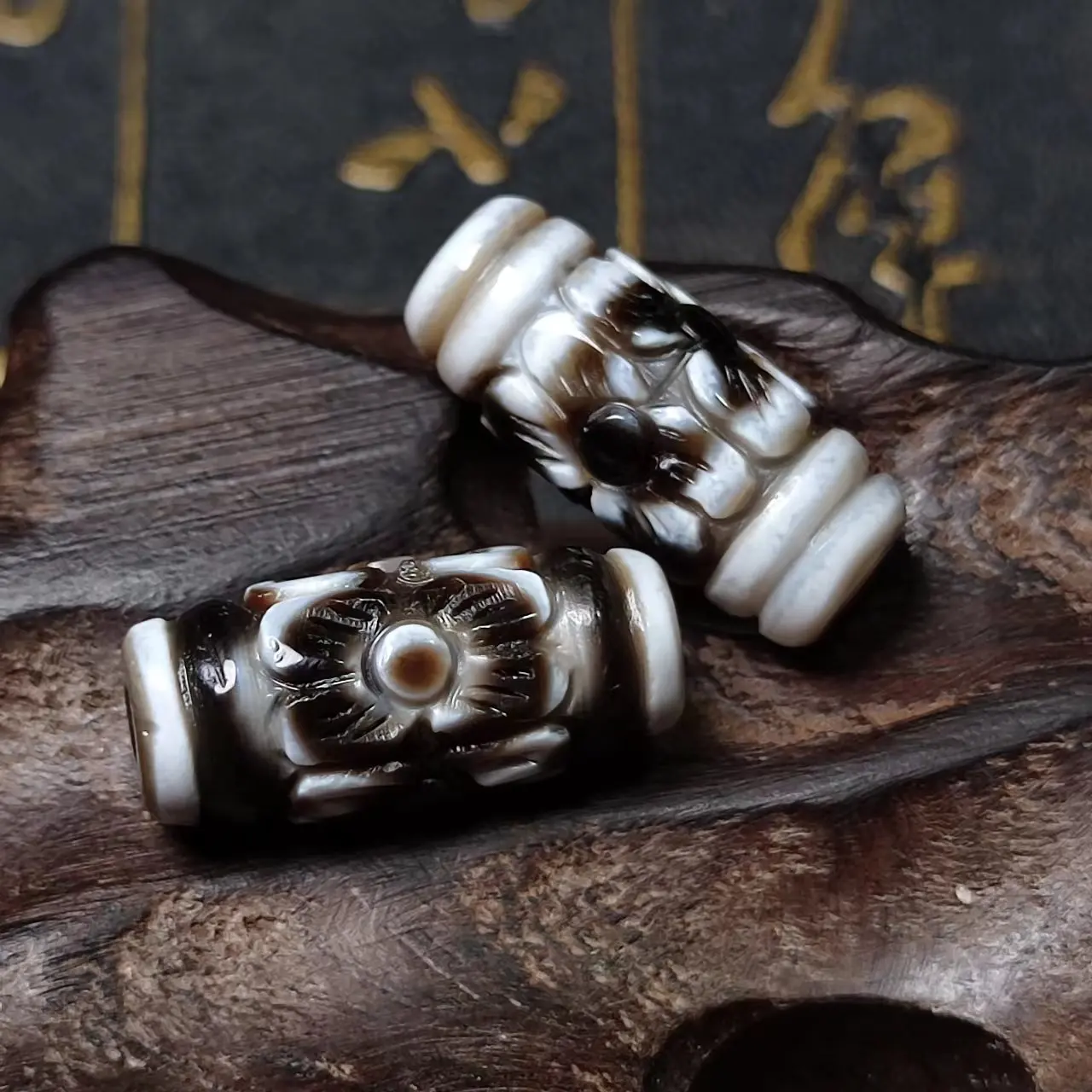 2Pcs/Lot Tibet 3 Eyes Totem Carving 22*10mm Black/White Agate Dzi Beads for Men&Wwomen Jewelry Making Free Shipping