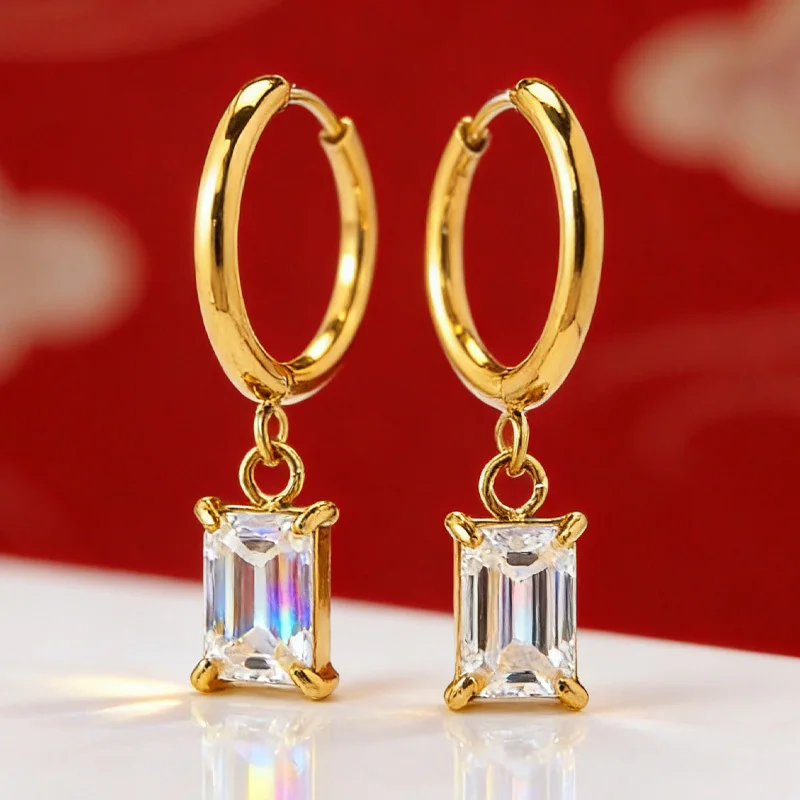 

1 пара изысканных и роскошных прямоугольных золотых сережек-подвесок с белым муассанитом изумрудной огранки весом 0,8 карата для женщин и мужчин.