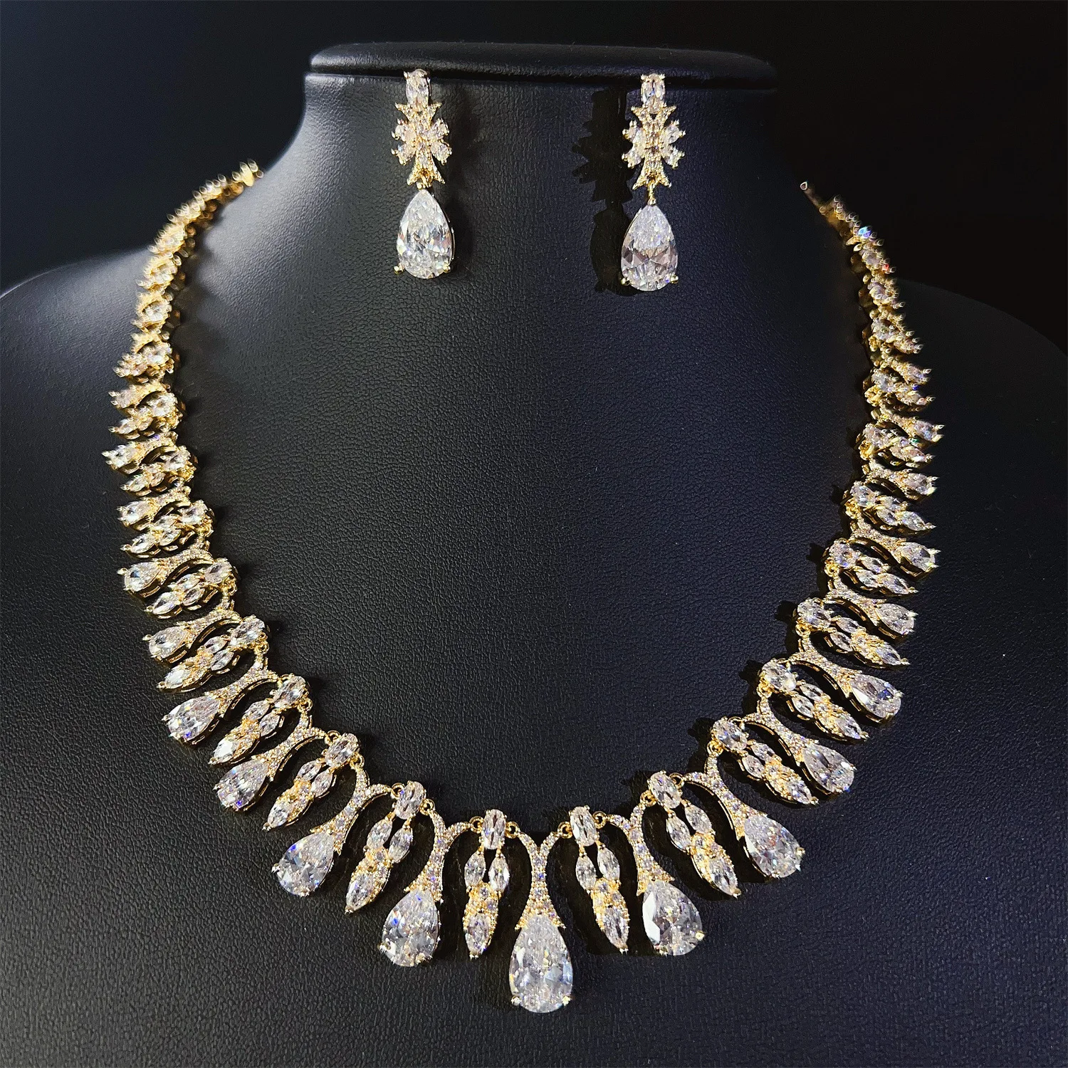 

Classic Light Luxury 2 Pcs Simple Glow Necklace Earrings Jewellery Set for Women Wedding Party Bridal Gift Travel Banquet M-653