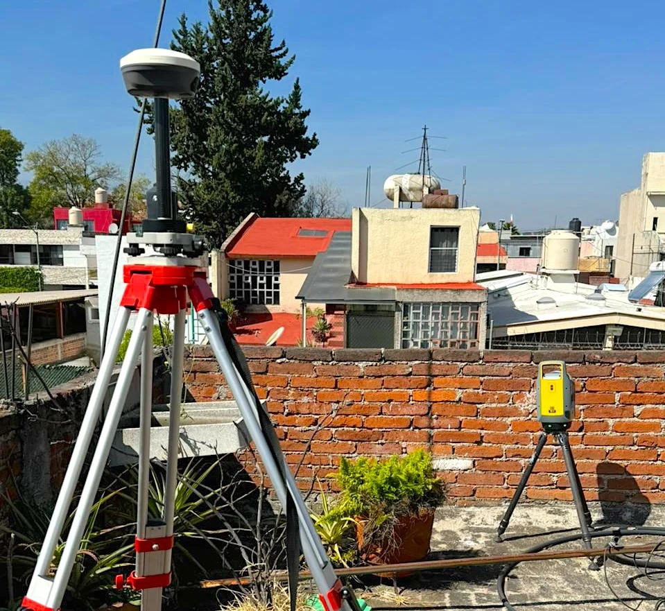 Base And Rover Set GNSS Receiver | 1408 Channels IP68 DGPS For Land Survey Equipment
