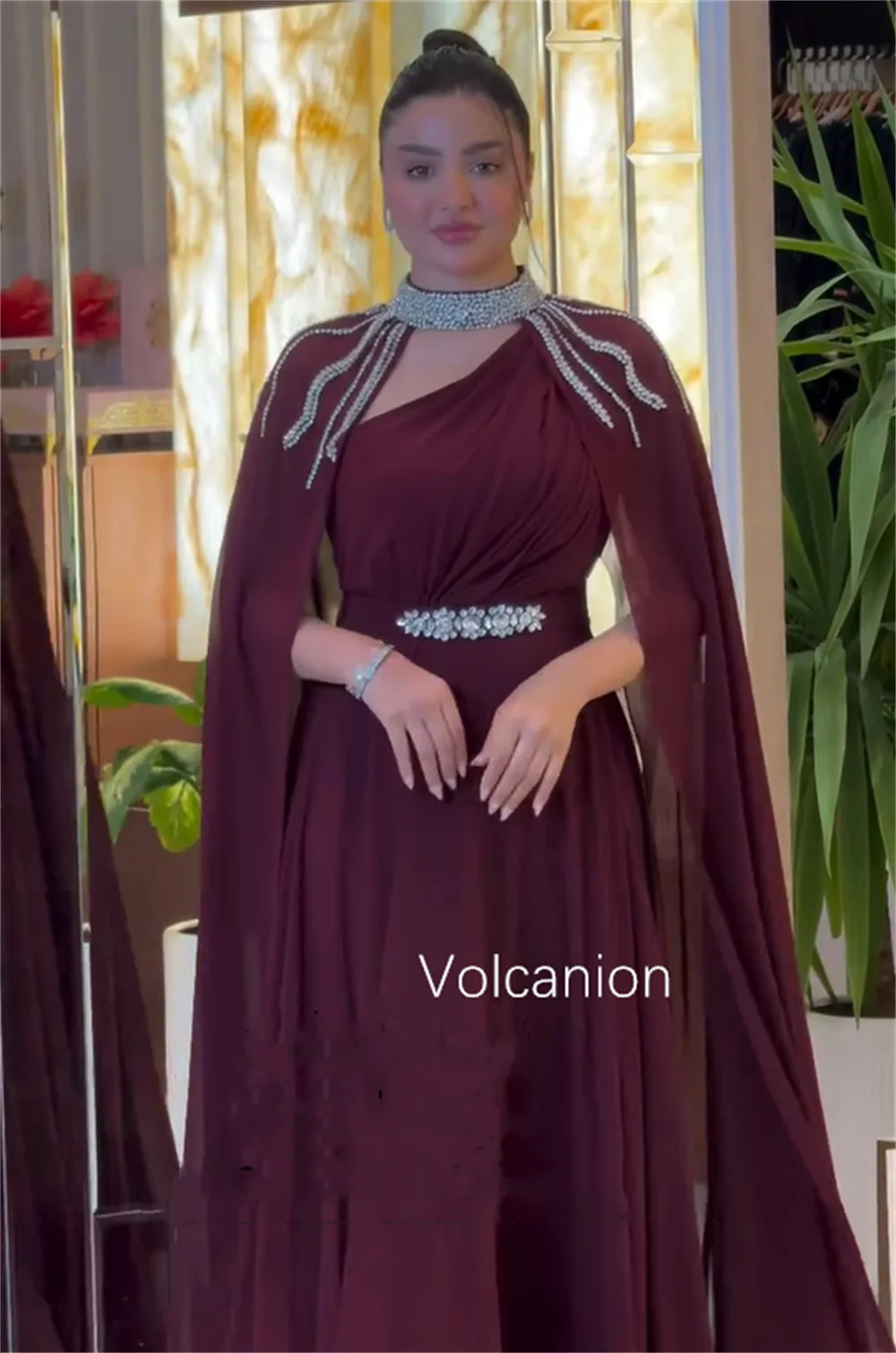 تخصيص أزياء الشيفون الطية البراقة ألف خط Poretrait عالية الياقة فساتين متوسطة الطول مناسبة مخصصة عارضة