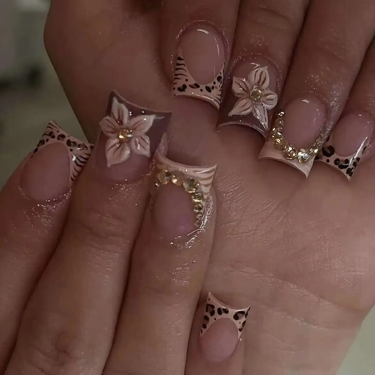 

24PCS Leopard Print French False Nails 3D Retro Brown Flowers with Diamonds Press on Fake Nails for Women Wearable Nail Manicure