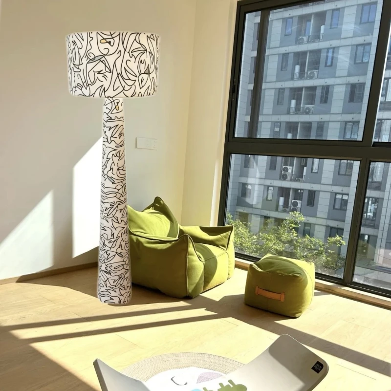 

Art creative designer pattern floor lamp bedroom floor lamp French medieval style advanced sense study decorative lamp