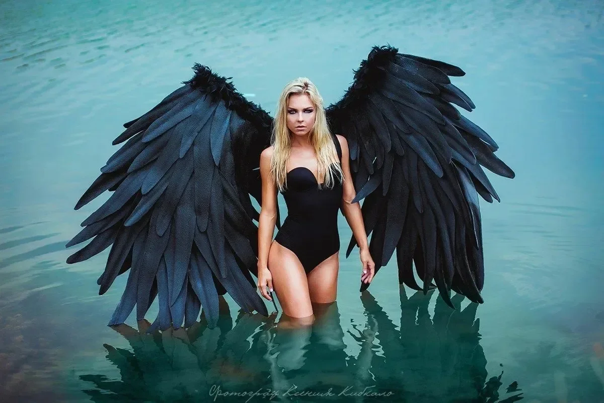 

New Arrive Feather Wings White Red Fashion Show Displays Wedding Cosplay Game Costume Festival Party Adult Model Props