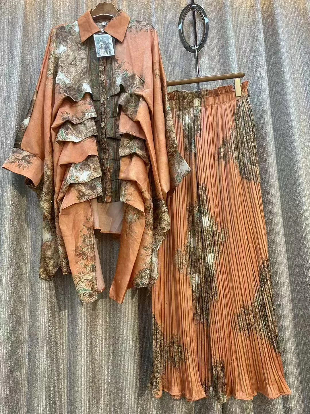 

Женский комплект из рубашки и брюк, плиссированная Многоуровневая Свободная рубашка с широкими штанинами и принтом в стиле ретро, комплект из двух предметов, весна 2025