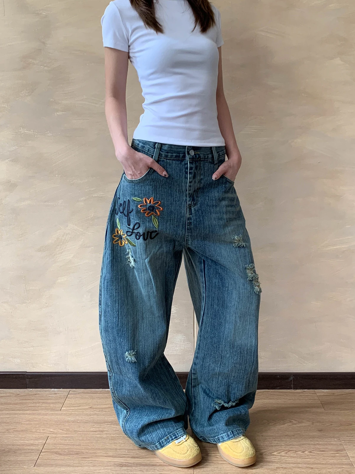 

Женские свободные длинные джинсы Aket, джинсовые брюки с вышивкой в виде ножа и дырок в американском стиле, ретро, бамбуковая текстура