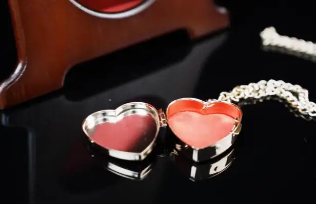 

Heart of Gold (Collector's Edition) Close Up Magic Tricks Coin Jumps To A Heart Shaped Locket Switching Mechanism Magic Props