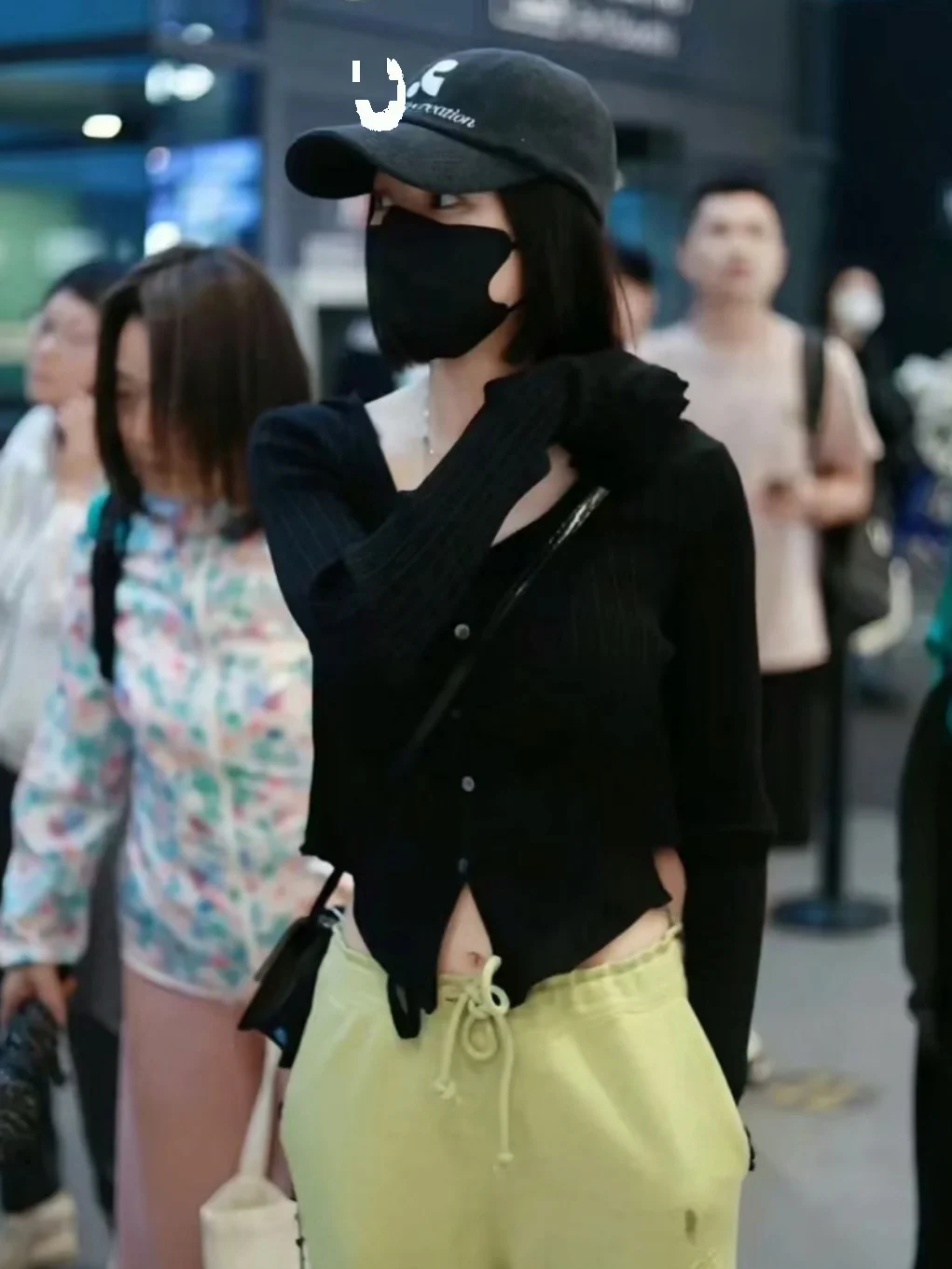 

Early Spring New Soft Simple Fashion Knitted Cardigan Strap Vest Knitted Two-Piece Set High-End Women's Sweet Style Long Slee...