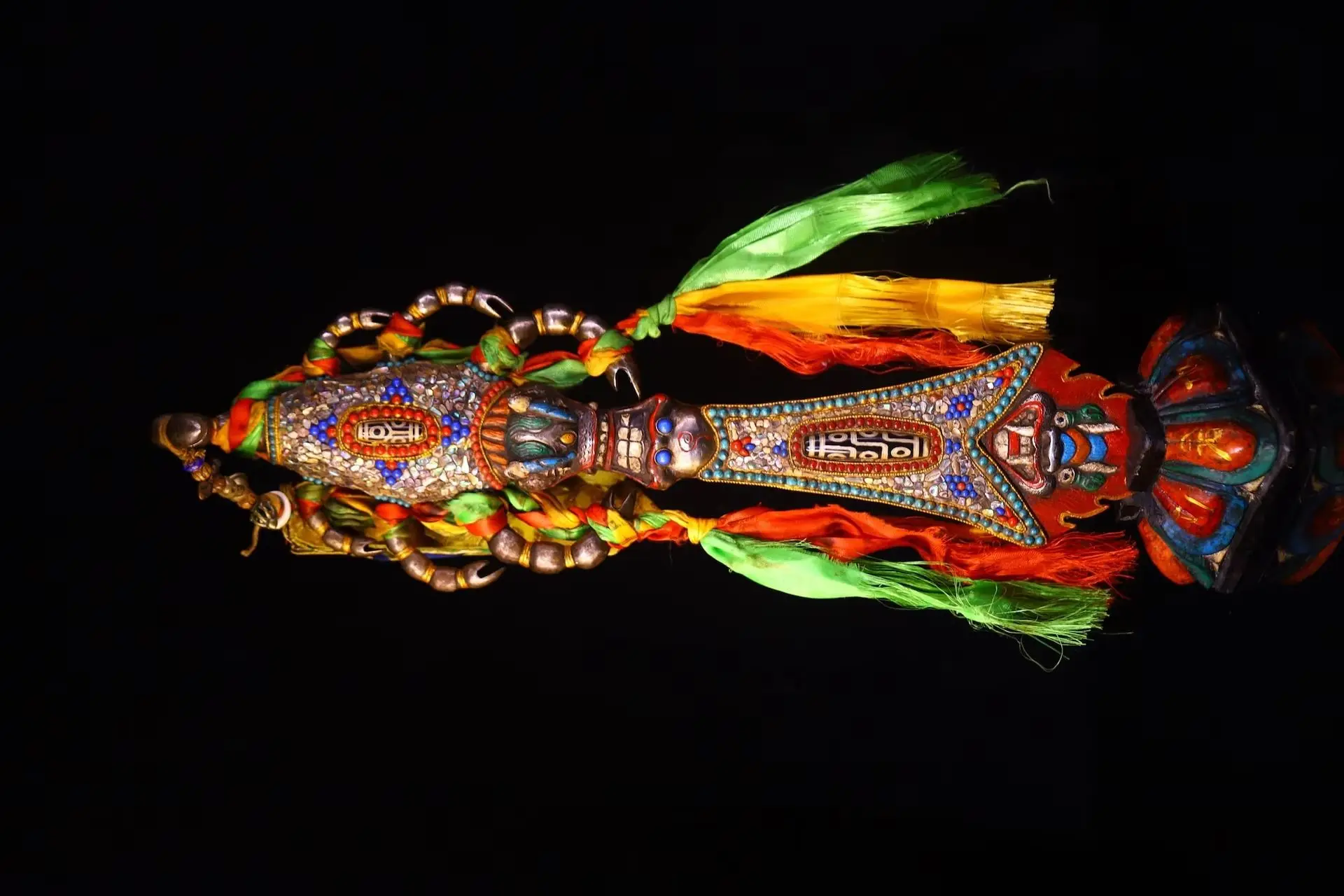 

20"Tibetan Temple Collection Old Tiantie Mosaic Gem gZi Beads Shell Scorpion Skull Head Manjusri Sword Vajra Phurpa Town house